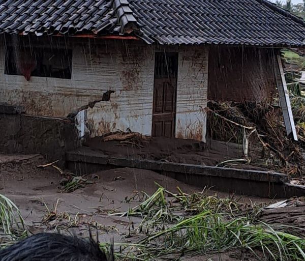 podiumnews.com-Akibat Banjir Bandang Jembrana, Lalin Denpasar-Gilimanuk Lumpuh 